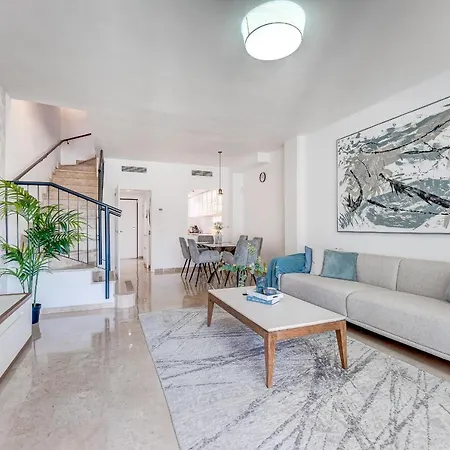 Elegance Luxury מלון